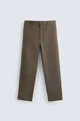 Pantalón de corte recto confeccionado en tejido compacto de algodón con estructura twill. Presenta cierre frontal con cremallera y botón, bolsillos laterales y bolsillos traseros de vivo con botón.
