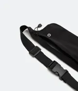 Riñonera negra de poliéster con cinturón ajustable y cierre de cremallera.