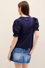 Remera fucsia con mangas abullonadas de broderie estilo globo, con cuello redondo y diseño liso en el cuerpo.