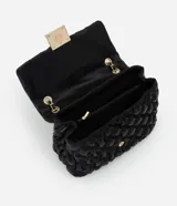 Cartera shoulder grande color negro con textura acolchada y cierre con broche metálico dorado. Tiene asa de cadena dorada con apliques de cuero.