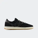 Championes New Balance 440 de estilo skate, color negro con detalles en blanco, pasacordones y suela de goma color miel.