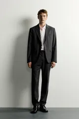 Blazer slim fit de corte estructurado color gris oscuro, confeccionado en tejido con viscosa, con solapas de muesca, bolsillos con solapa en la cadera y cierre frontal de un botón.