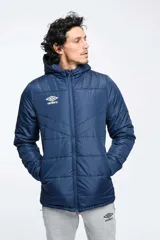 Camperón parka Umbro color azul marino, con capucha, cierre frontal completo y bolsillos laterales. Cuenta con diseño acolchado y logo de la marca estampado en el pecho.