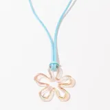 Collar con dije de flor transparente con reflejos iridiscentes y cordón fino celeste.