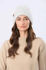 Gorro tejido de punto con diseño de ochos, color gris claro, con detalle de etiqueta lateral.