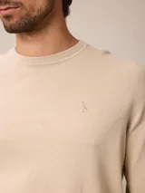 Sweater de punto color azul marino, de corte clásico con cuello redondo y mangas largas, confeccionado en algodón.