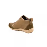 Zapato bajo de cuero color beige con refuerzos en gamuza en la puntera y el talón. Cuenta con doble cierre lateral diagonal, presilla trasera y suela de goma con relieve.