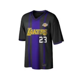 Remera de básquet de los Los Angeles Lakers, color negro con franjas verticales en violeta. Presenta el nombre del equipo en amarillo con borde blanco, el número 23 en blanco y el logo del equipo en el pecho.
