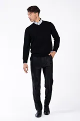 Sweater marrón de punto con cuello en V y mangas largas.