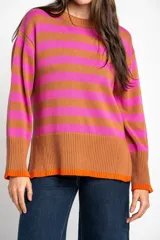 Sweater de punto con diseño de rayas horizontales en azul y rojo, cuello redondo y puños con terminación en color marrón.