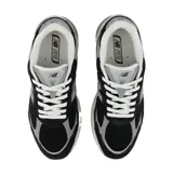 Championes urbanos New Balance, color negro con detalles en gris y blanco, confeccionados con capellada de malla y superposiciones de gamuza, con la característica 'N' en los laterales y entresuela amortiguada.