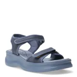 Sandalias de plataforma baja con tiras de ajuste con velcro, confeccionadas en material sintético y textil, con diseño ergonómico.