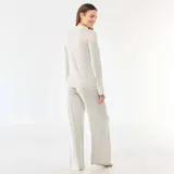 Pijama de dos piezas confeccionado en tejido de punto suave y elástico. Incluye una camisa de manga larga con cuello solapa, cierre frontal de botones y un bolsillo en el pecho, junto con un pantalón de corte recto y ajuste cómodo.