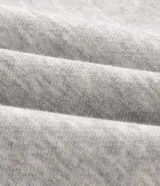 Pantalón de corte super baggy confeccionado en tejido de algodón y poliéster, color gris melange. Presenta un diseño urbano con estampado de serpiente tribal en color negro en las piernas, cintura elástica y bolsillos laterales.