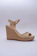 Sandalias negras de cuero con plataforma y tacón corrido cubierto en rafia.