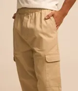 Pantalón jogger negro de sarga de algodón y elastano, con bolsillos cargo laterales y tobillos ajustados.