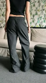 Pantalón semi oxford negro de poplín con cintura elastizada ancha, bolsillos delanteros, tiro medio y tajo en los laterales externos.