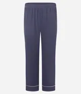 Pijama de dos piezas estilo americano en color azul grisáceo. La blusa es de manga larga con cuello solapa, cierre frontal de botones y detalle de bies en contraste. El pantalón es de corte recto con cintura elástica y detalle de bies en el ruedo.