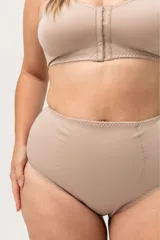 Bombacha tiro alto color piel, con refuerzo en la zona abdominal y confeccionada con tela de fibra LYCRA® reforzada.