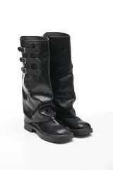 Borcegos negros de eco cuero con hebillas plateadas.