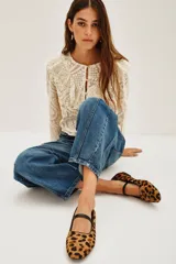 Balerinas de cuero vacuno con estampado animal print de leopardo, con tira fina negra sobre el empeine y suela de goma.