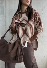 Sweater de tejido de punto con diseño estampado abstracto en tonos marrones y beige, de corte oversize, cuello redondo y mangas largas con puños acanalados.