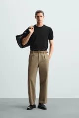 Camiseta negra de punto con cuello redondo, manga corta y corte regular. Tejido de viscosa con acabado en rib.