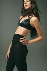 Medias negras con sutiles detalles brillantes de lurex distribuidos por toda la prenda, de textura suave y elástica.