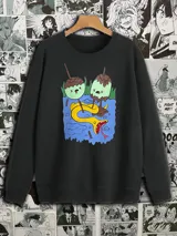 Buzo negro de felpa con cuello redondo y mangas largas. Estampado frontal con diseño de la Dulce Princesa y Jake el Perro de la serie Adventure Time.