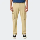 Pantalón cargo Wrangler Casey de corte regular, color beige, con bolsillos laterales con solapa en las piernas y cierre frontal con botón y cremallera.