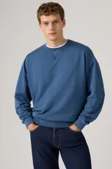 Buzo azul de cuello redondo con detalle de costura triangular en el escote, mangas largas y ajuste acanalado en puños y cintura.