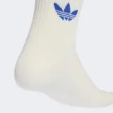Pack de tres pares de medias Adidas de caña media, color blanco con detalles de rayas y logo del trifolio en diferentes colores.