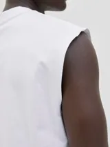 Musculosa blanca de algodón con cuello redondo y estampado del logo de Jack & Jones en el pecho.