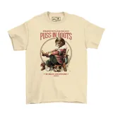 Remera color beige con estampa frontal ilustrada del Gato con Botas, con texto alusivo al personaje y detalles en tonos rojizos.