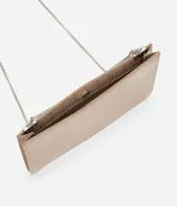 Cartera bandolera pequeña de estructura rígida, confeccionada en poliuretano con textura de piel de cocodrilo. Cuenta con una correa fina de cadena metálica plateada y cierre mediante botón a presión.