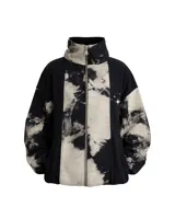 Campera unisex de cuello alto con cierre frontal completo. Presenta un diseño de paneles con efecto de lavado ácido en tonos negro y gris, corte relajado y bolsillos laterales.