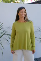 Sweater de punto color verde oliva, con cuello redondo, manga larga y corte holgado con ruedo asimétrico.