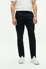 Pantalón tipo chino de corte regular, con cierre de botón y cremallera, bolsillos laterales y traseros, y trabillas para cinturón.