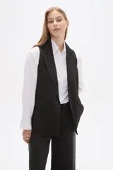 Chaleco negro sin mangas con solapas y un botón.