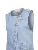 Chaleco de denim RKF color celeste, sin mangas, con cierre cruzado de botones frontales y bolsillos aplicados.