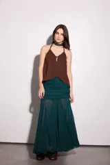 Top de gasa color verde esmeralda con tirantes finos cruzados en la espalda y corte fluido en el pecho.