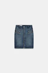 Falda de denim azul con tiro medio, cierre frontal completo con cremallera y detalles de bolsillos falsos con cremalleras en la parte delantera.