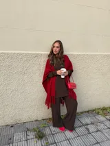 Conjunto de dos piezas compuesto por una remera de manga larga y un pantalón de corte recto, ambos confeccionados en tejido de punto texturizado color marrón.