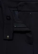 Pantalón de vestir tiro medio confeccionado en punto roma, con diseño recto, bolsillos laterales y bolsillos de ribete en la parte posterior, cierre de cremallera y gancho con trabillas en la cintura.