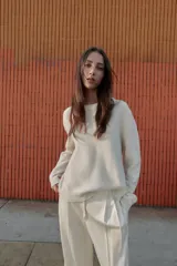 Jersey de punto liso con cuello redondo y manga larga, con acabados en rib en puños y ruedo.