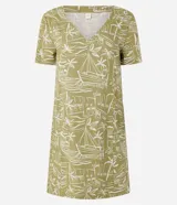 Vestido corto tipo t-shirt color verde oliva con estampado de paisaje tropical en tonos beige. Tiene escote en V y mangas cortas.