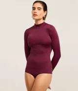 Body negro de media malla con cuello alto y mangas largas.