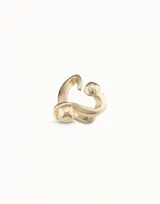Anillo plateado de diseño abierto con forma de corazón atravesado por un clavo. Diseño exclusivo de UNOde50.