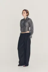 Corset tipo bomber de la colección Zara Woman, confeccionado en hilatura con mezcla de viscosa transparente, con cuello subido, manga larga y varillas interiores que definen la estructura. Cuenta con cierre frontal mediante ganchos metálicos.