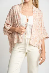 Kimono oversize color salmón con estampado abstracto en blanco.